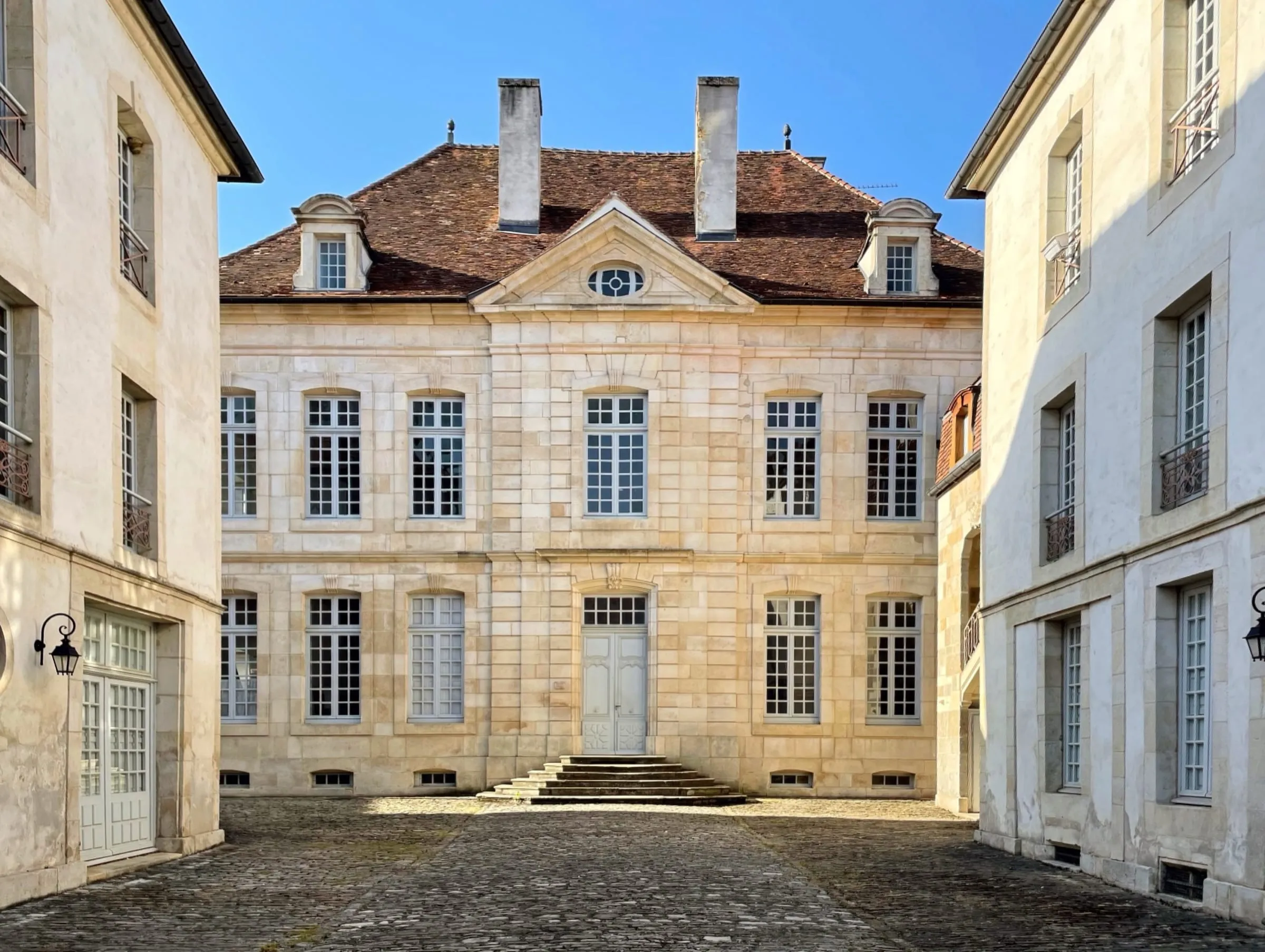 Cobbled main courtyard and dressed-stone façade of Maison Jazey in Semur-en-Auxois