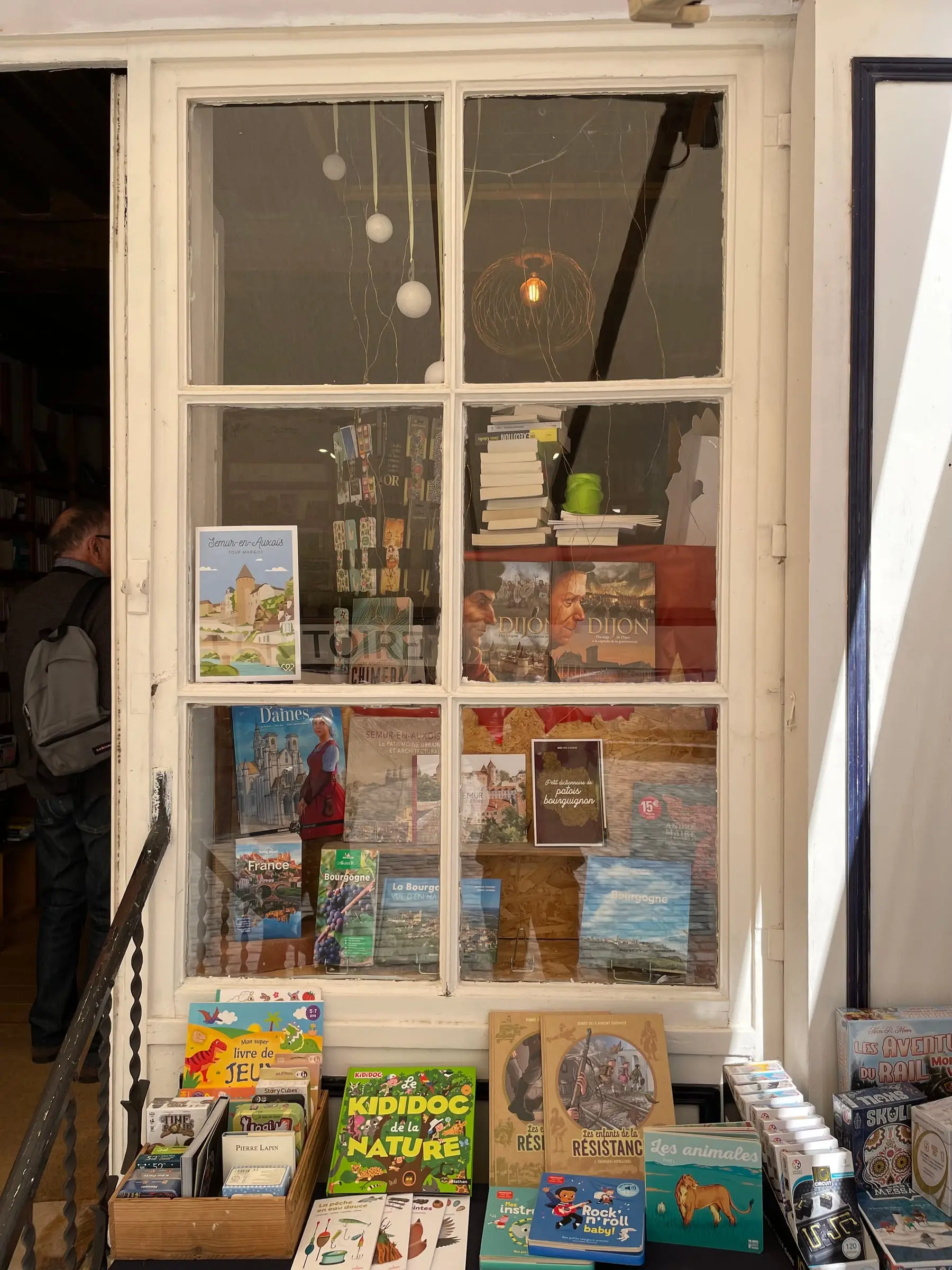 Shopfront in the historic centre of Semur-en-Auxois — the window of the L'Écritoire bookshop on the Place Notre-Dame