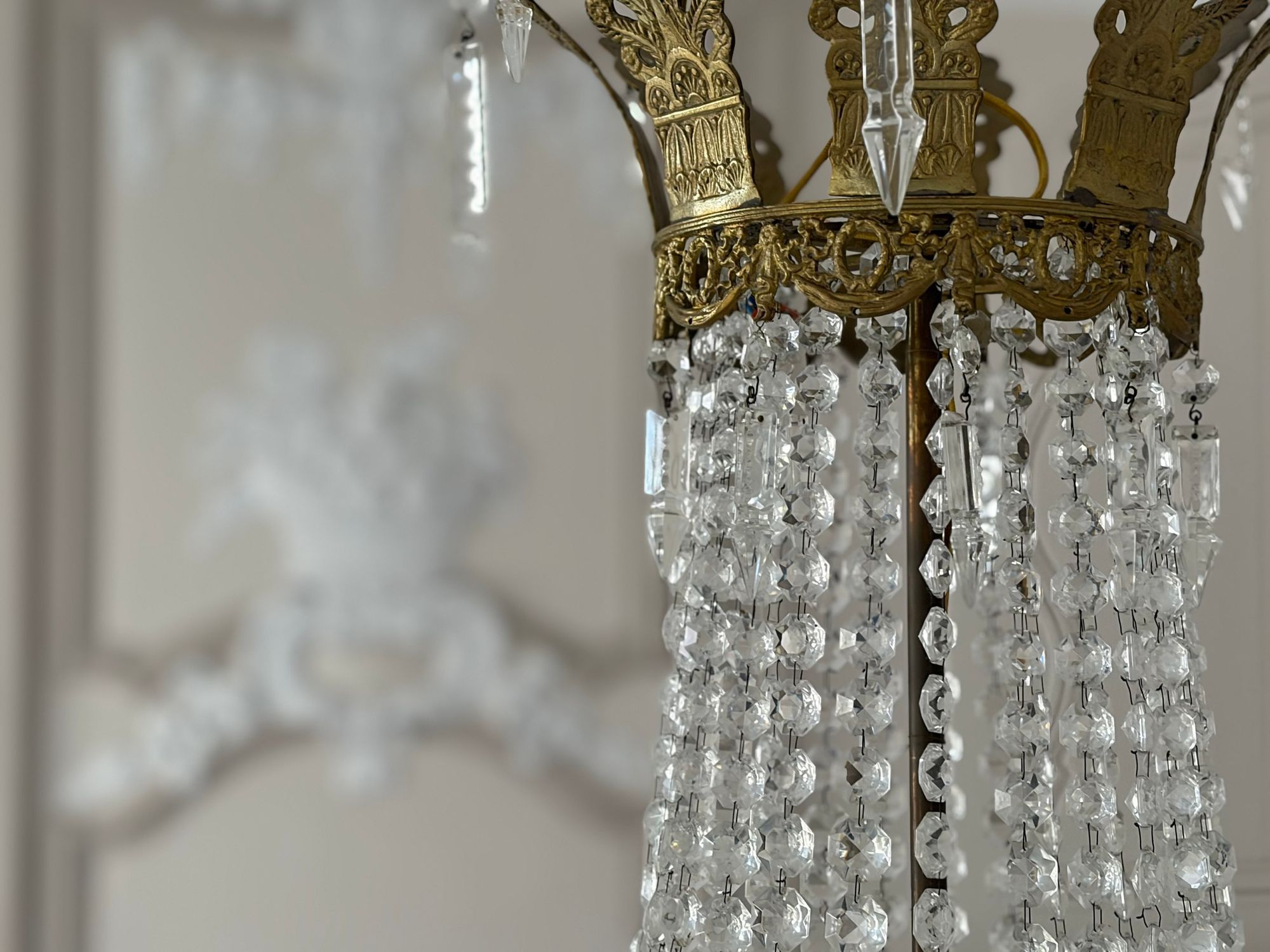 Crystal-pendant chandelier and period mouldings of the Studio Côté Cour