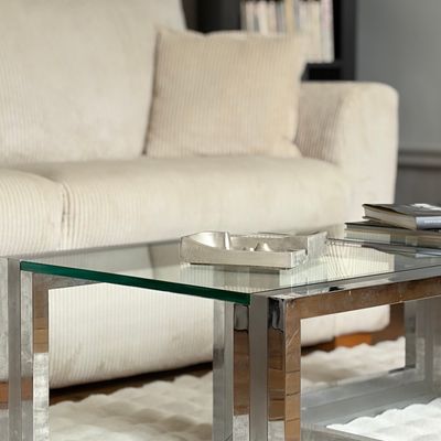 Glass coffee table and art books in the sitting room of the Suite Côté Jardin