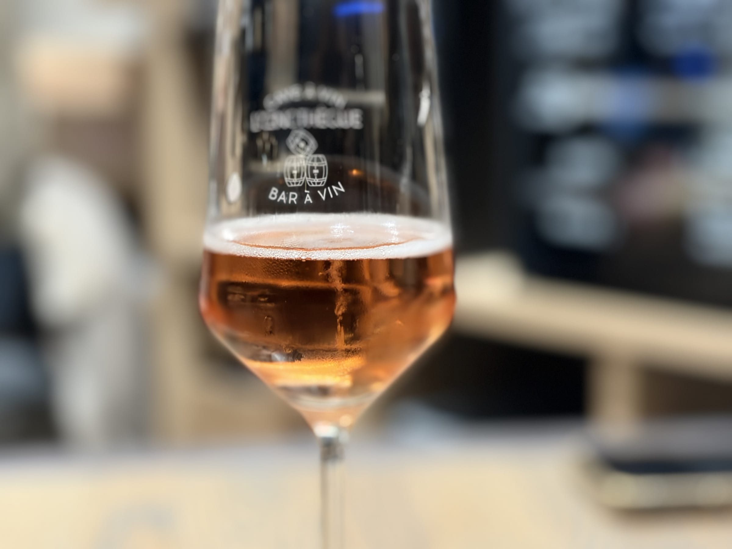 Wine glass engraved with the Bar à vin Oenothèque logo, rosé served at the counter